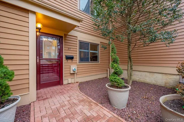 $599,999 | 37 Greenway Lane, Rye Brook, NY 10573