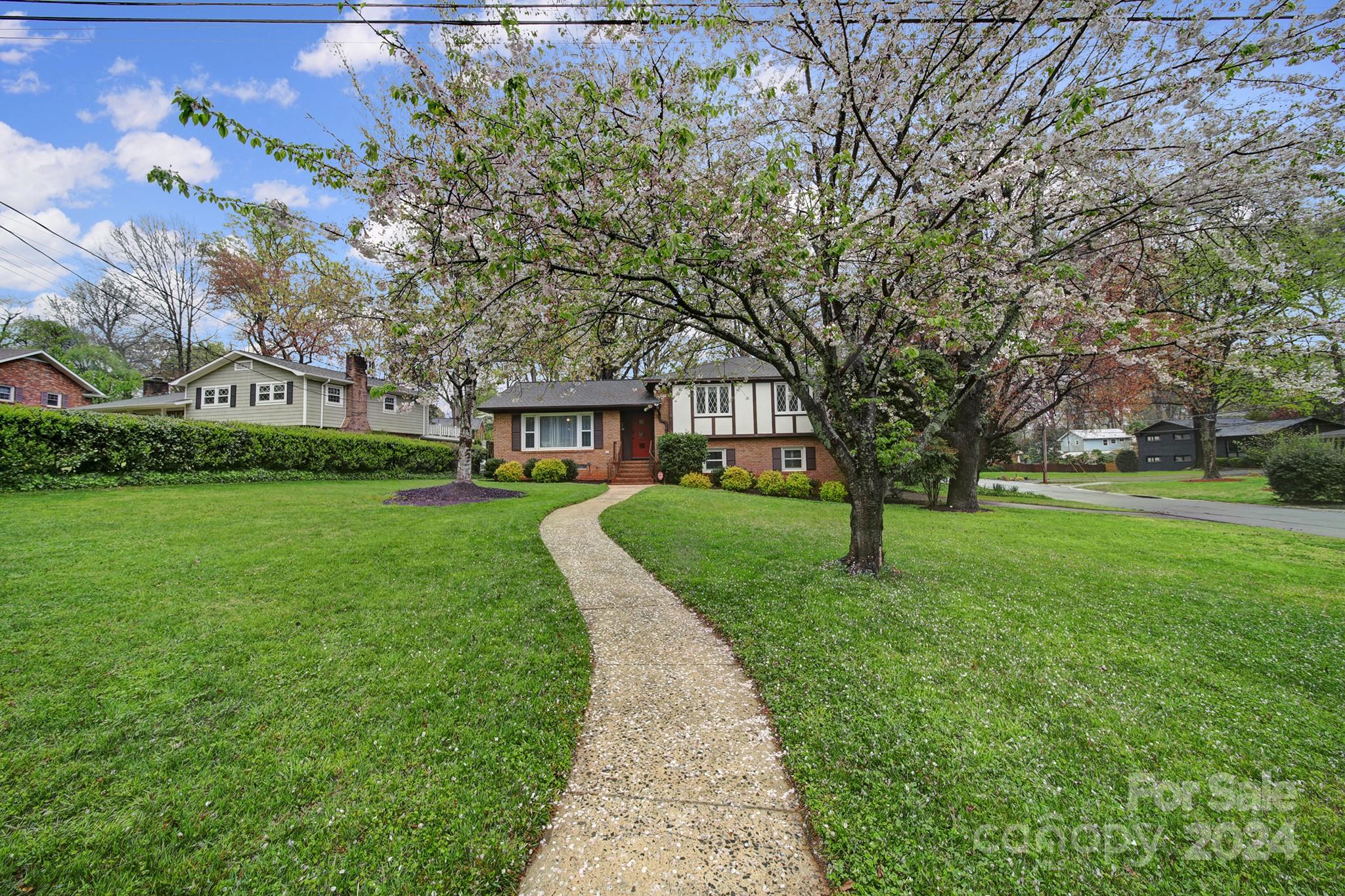6053 Brookhaven Road Charlotte, NC 28210 - Photo 3 of 40 Gallery Image 3