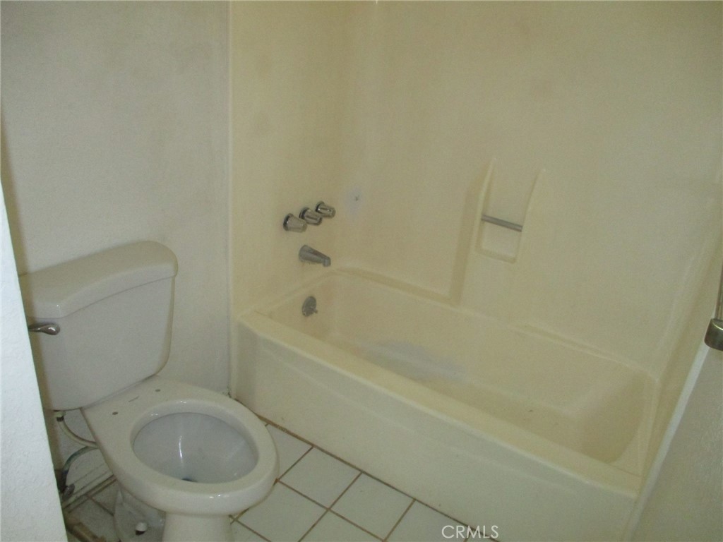 560 West 10th Street Perris, CA 92570 - Photo 20 of 28 Primary bathroom