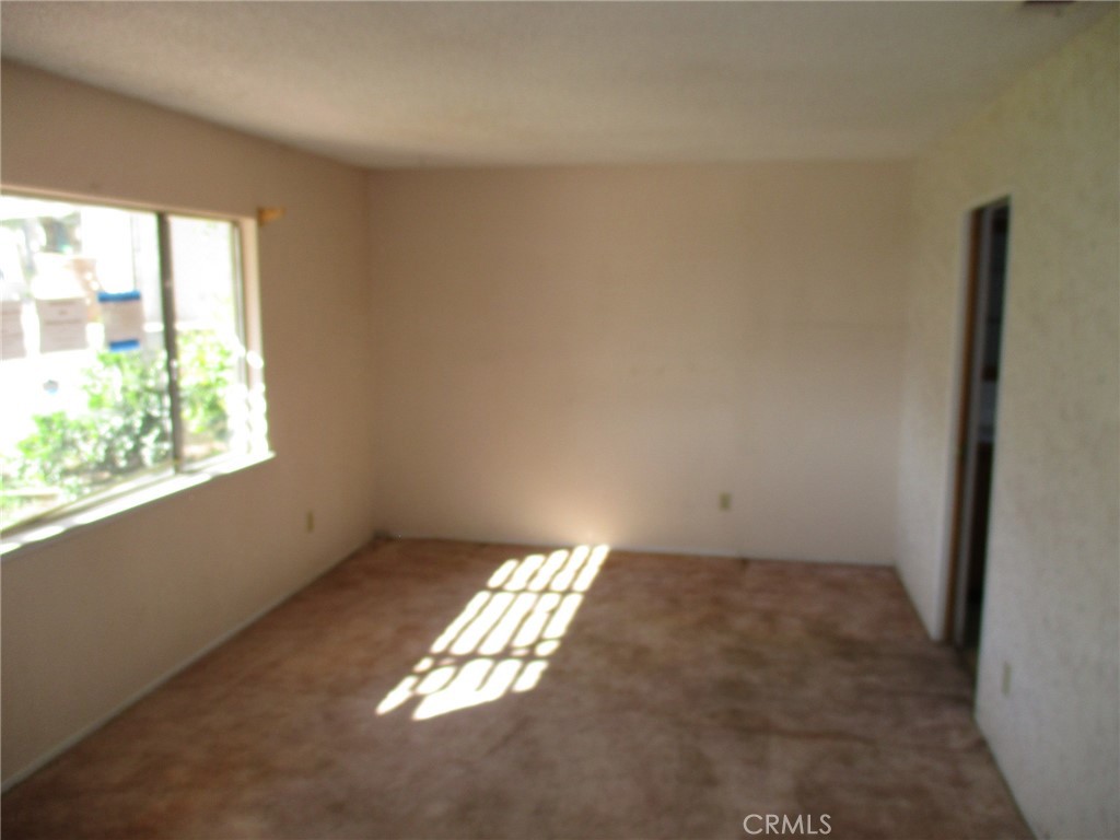 560 West 10th Street Perris, CA 92570 - Photo 5 of 28 Living room