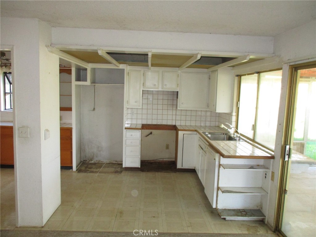 560 West 10th Street Perris, CA 92570 - Photo 10 of 28 Kitchen