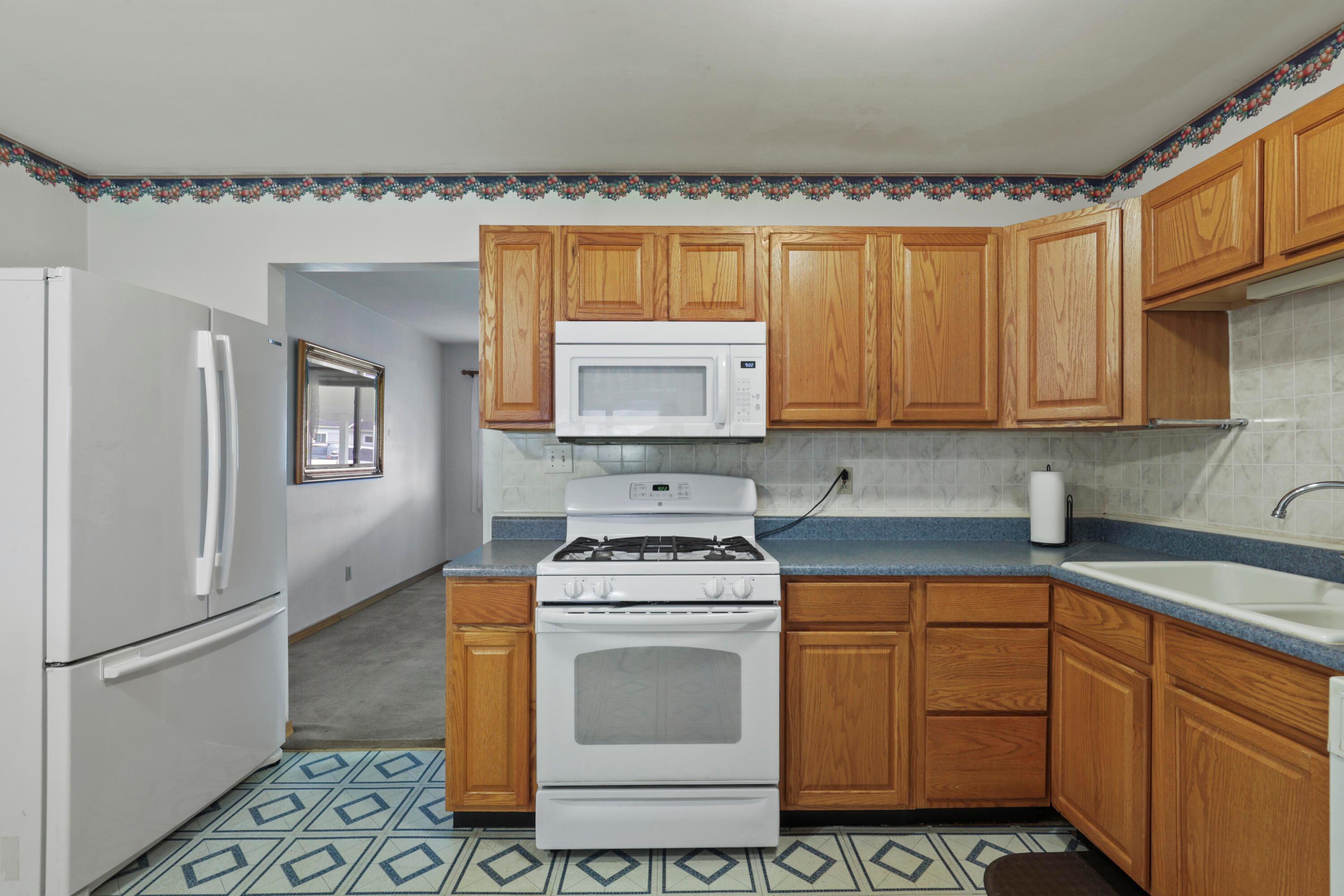 5440 Inlet Drive Columbus, OH 43232 - Photo 16 of 37 Kitchen