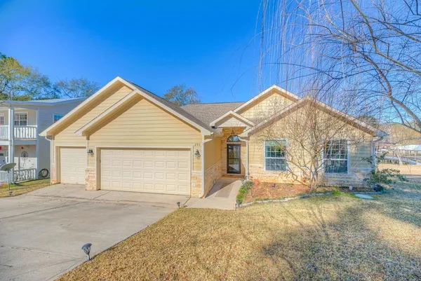 $469,000 | 293 Twin Magnolia, Onalaska, TX 77360