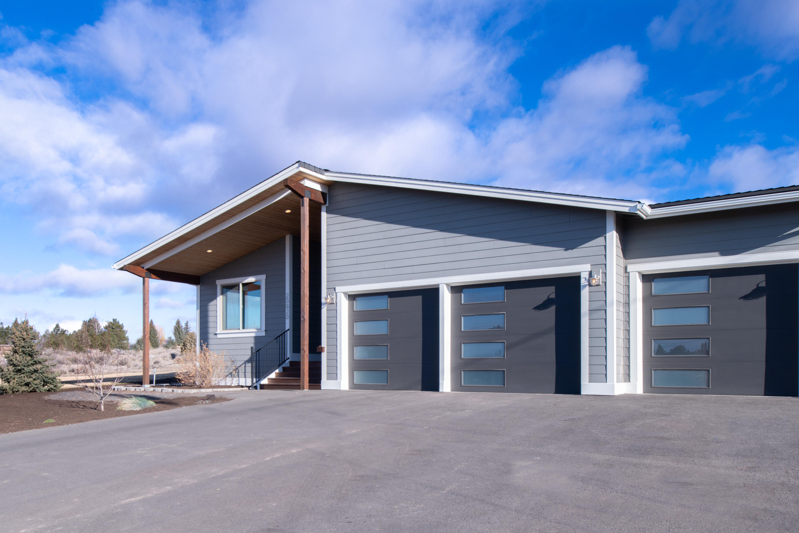 20820 Tumalo Road Bend, OR 97703 - Photo 29 of 33 Garage Exterior