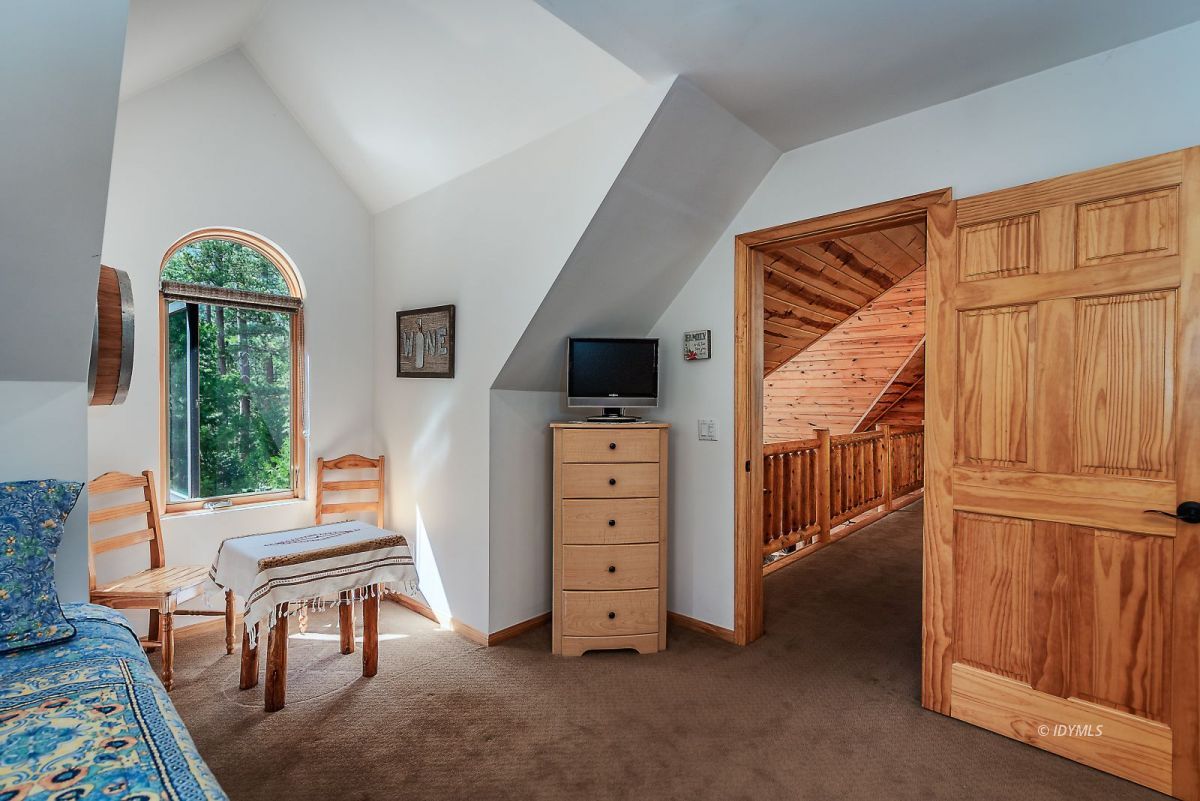 25117 Fern Valley Road Idyllwild, CA 92549 - Photo 38 of 67 a view of a livingroom with furniture