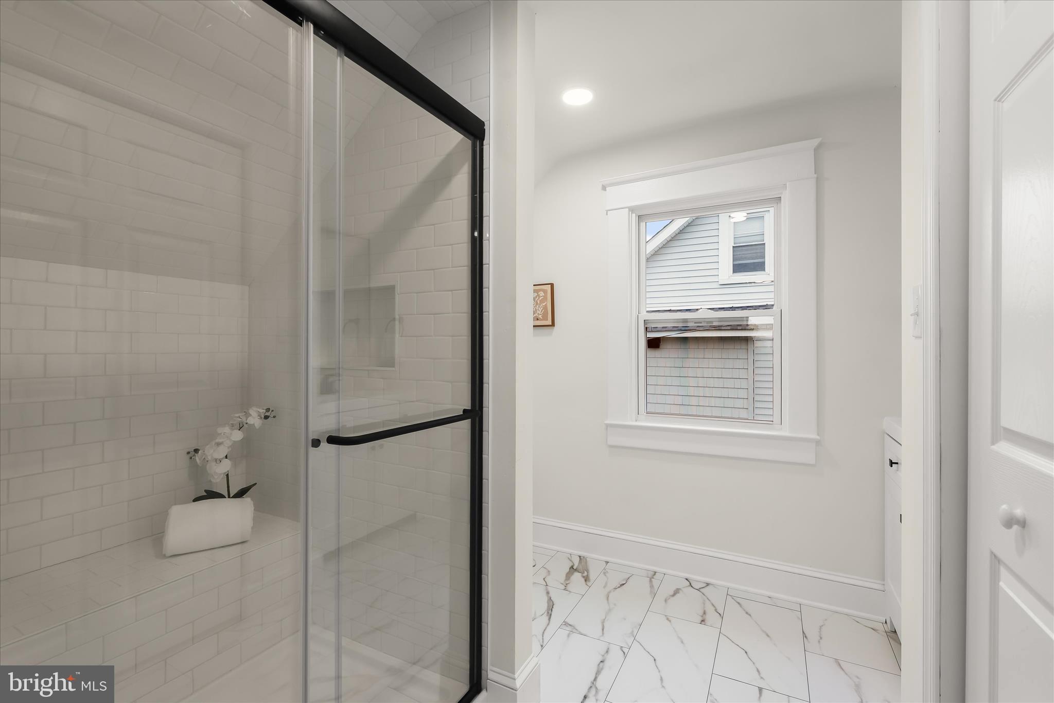 640 North Bend Road Baltimore, MD 21229 - Photo 25 of 47 Primary Full Bath