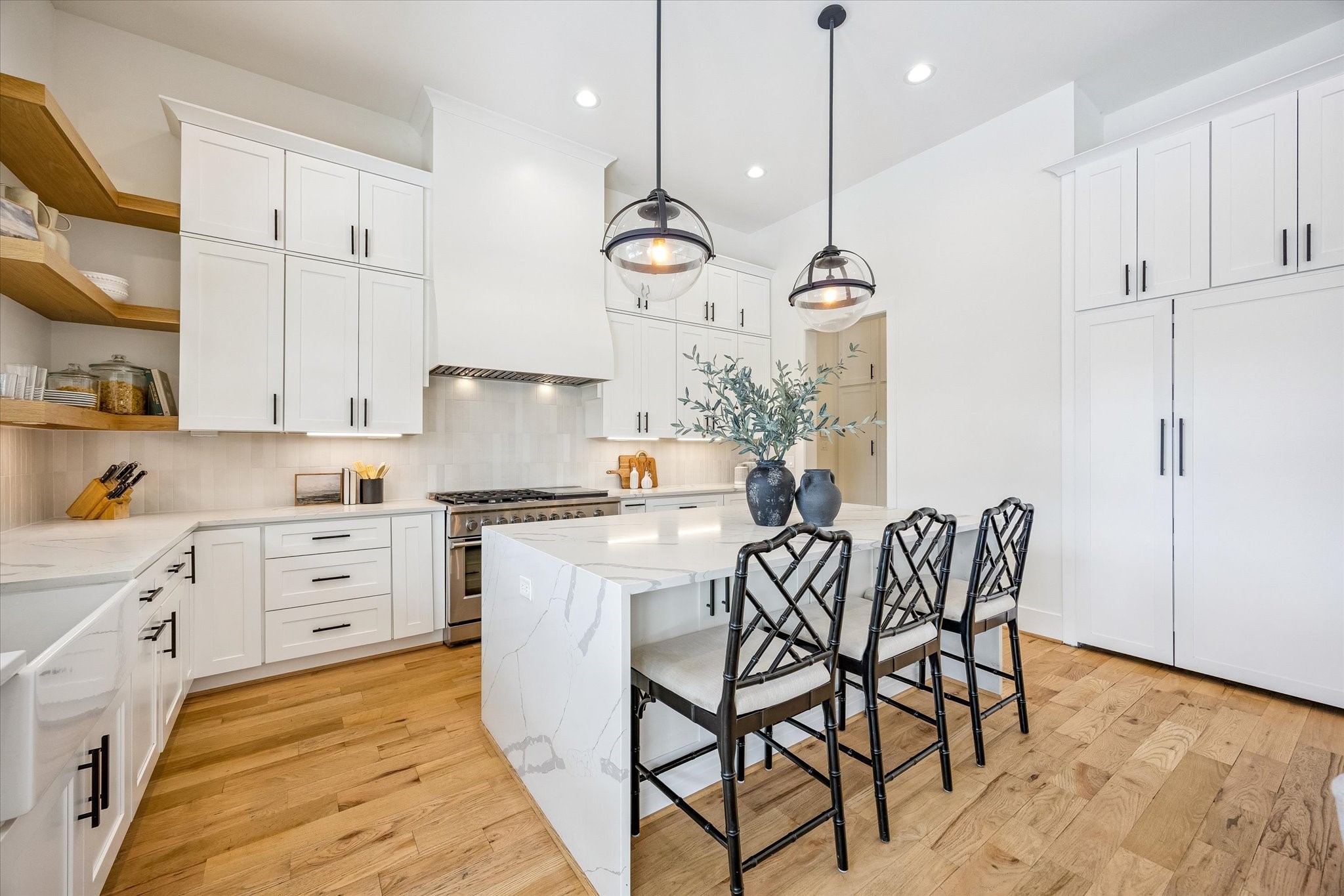 1729 Chippendale Road Houston, TX 77018 - Photo 6 of 45 The chef’s kitchen is outfitted with premium Fisher & Paykel appliances, blending high-end performance with sleek, modern design.