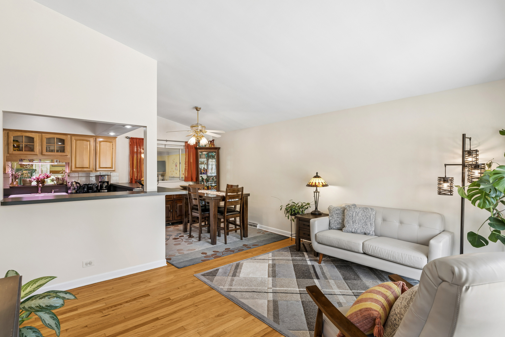 1044 Charing Cross Road Lombard, IL 60148 - Photo 4 of 20
