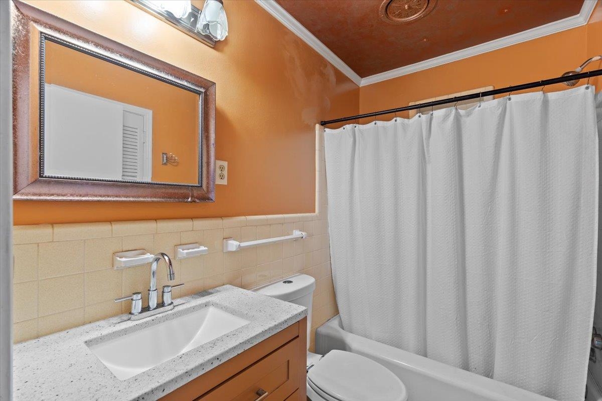 1495 Whitewater Road Memphis, TN 38117 - Photo 18 of 27 a bathroom with a sink a toilet and a mirror