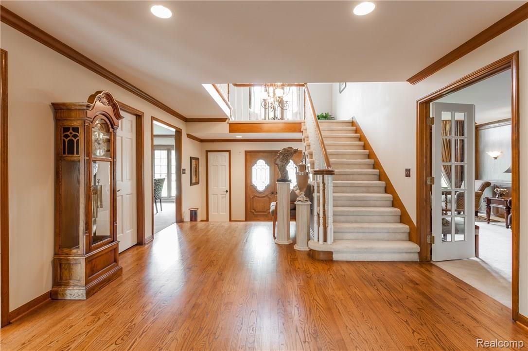 1110 Ridgeway Drive Rochester, MI 48307 - Photo 5 of 44 An Elegant Front Entrance