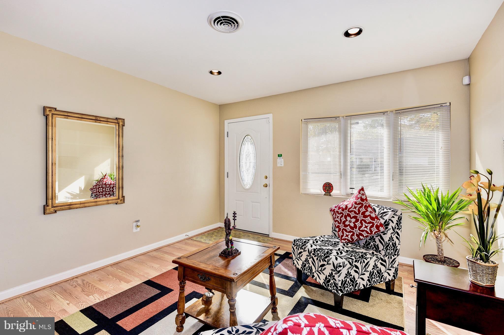 9024 Taylor Street Springdale, MD 20706 - Photo 5 of 18 Living Room