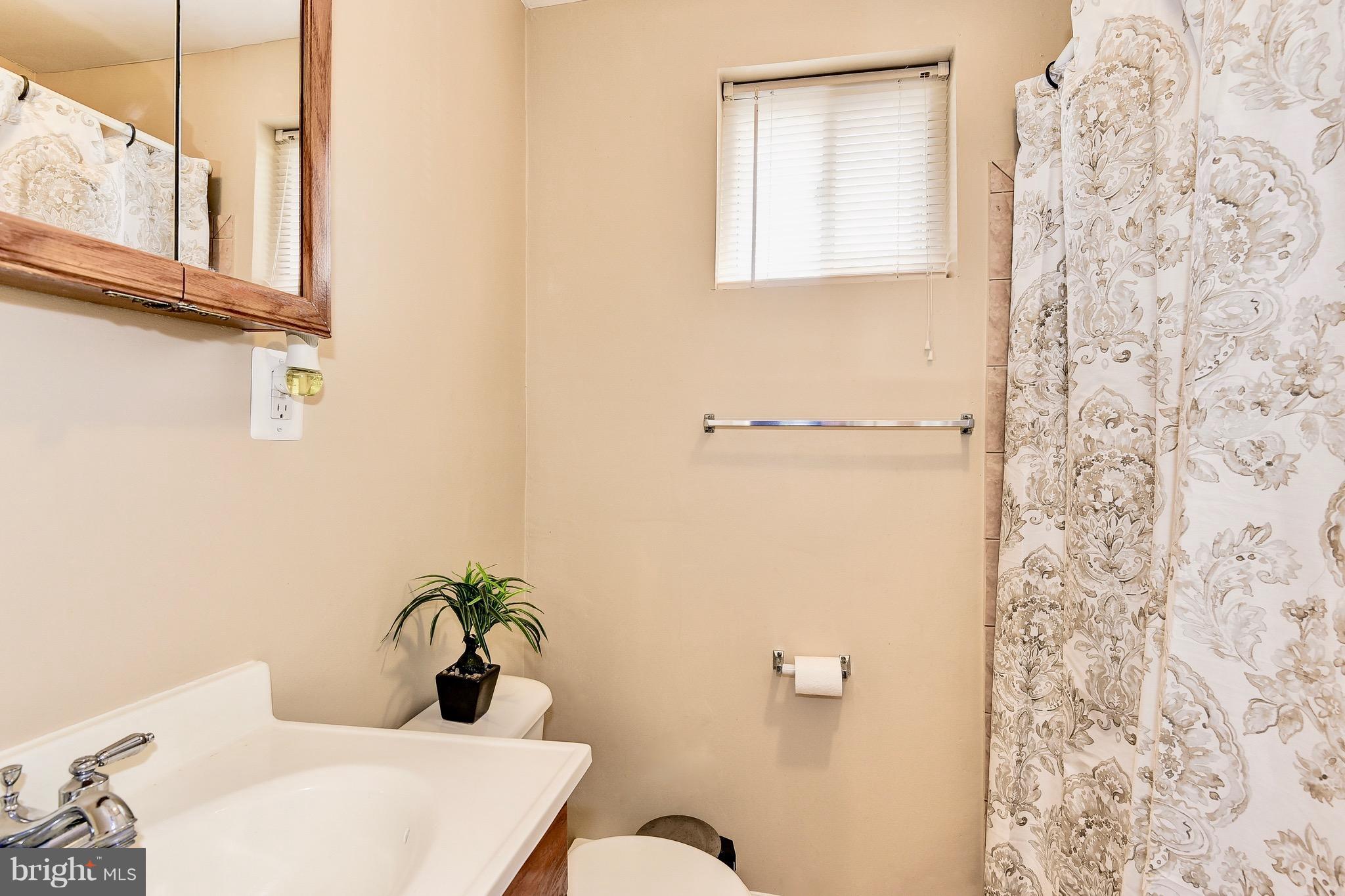9024 Taylor Street Springdale, MD 20706 - Photo 10 of 18 Bath 1