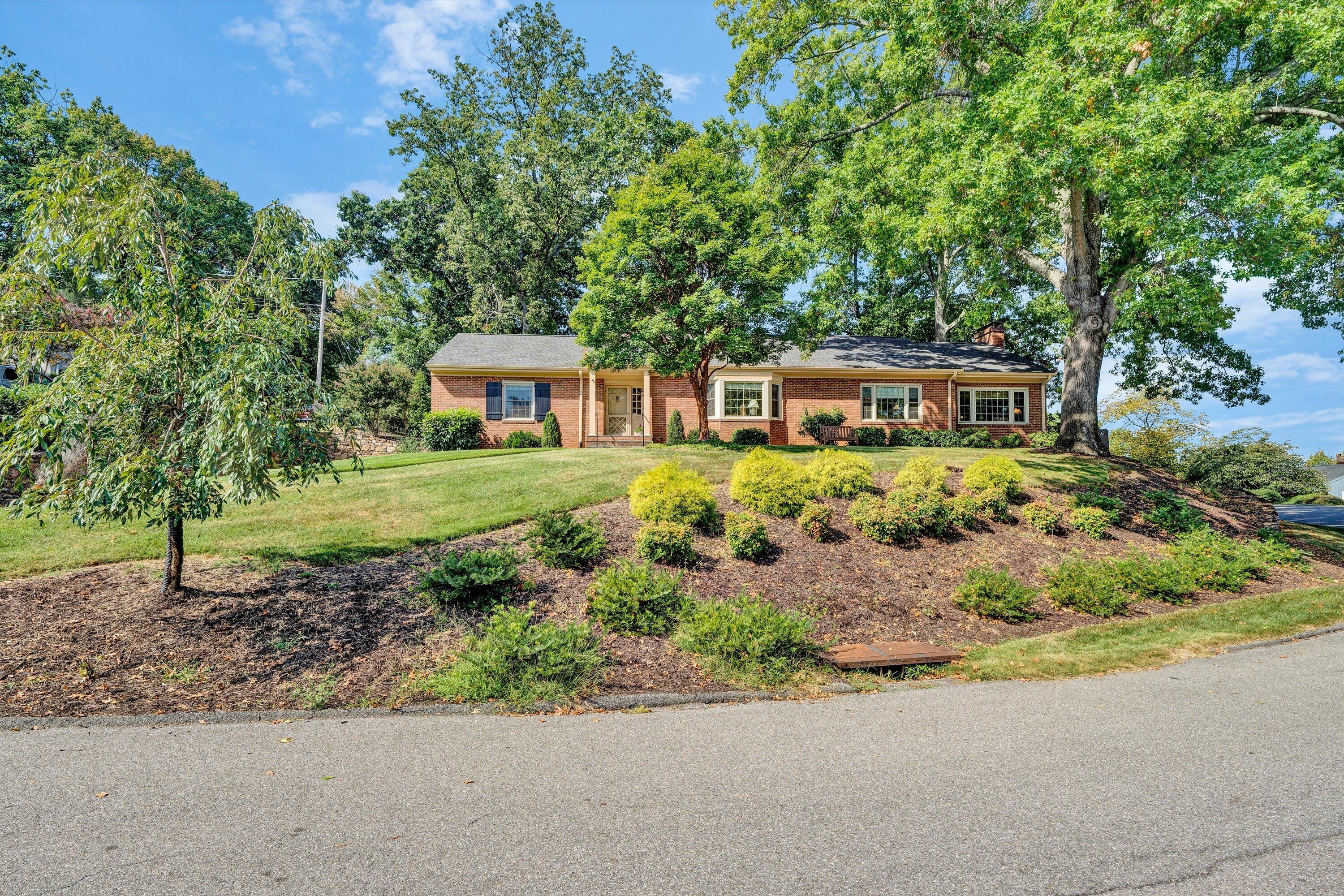 202 Parkcrest Road Southwest Roanoke, VA 24014 - Photo 7 of 48 07-DSC00019