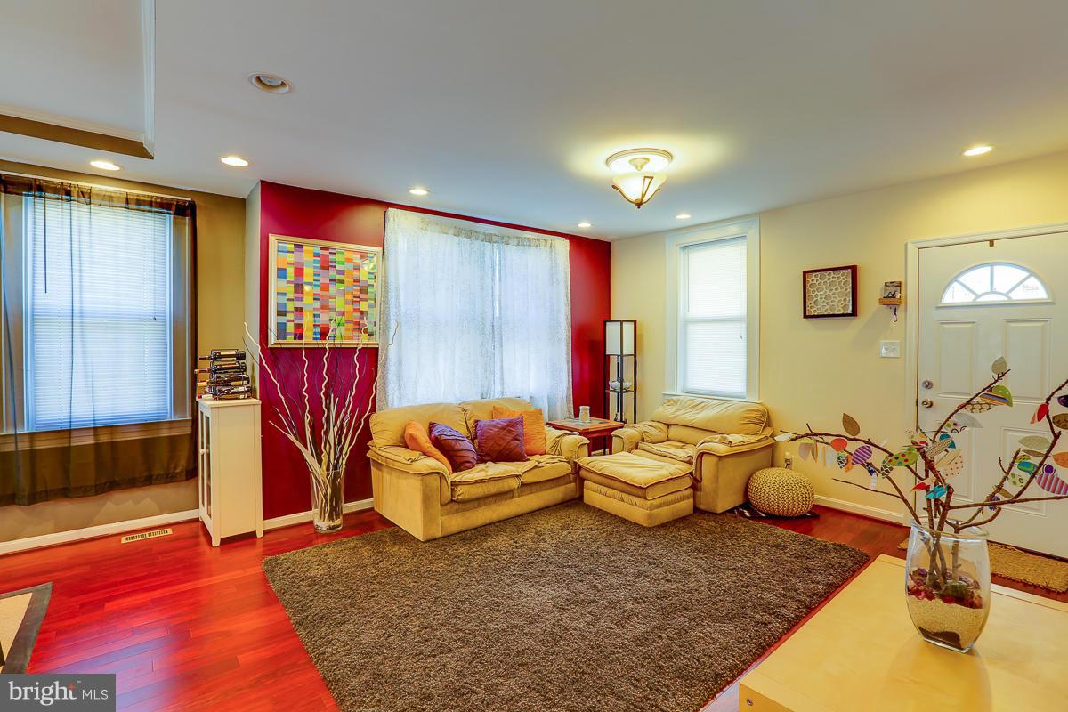 4515 Raspe Avenue Baltimore, MD 21206 - Photo 5 of 30 Living Room