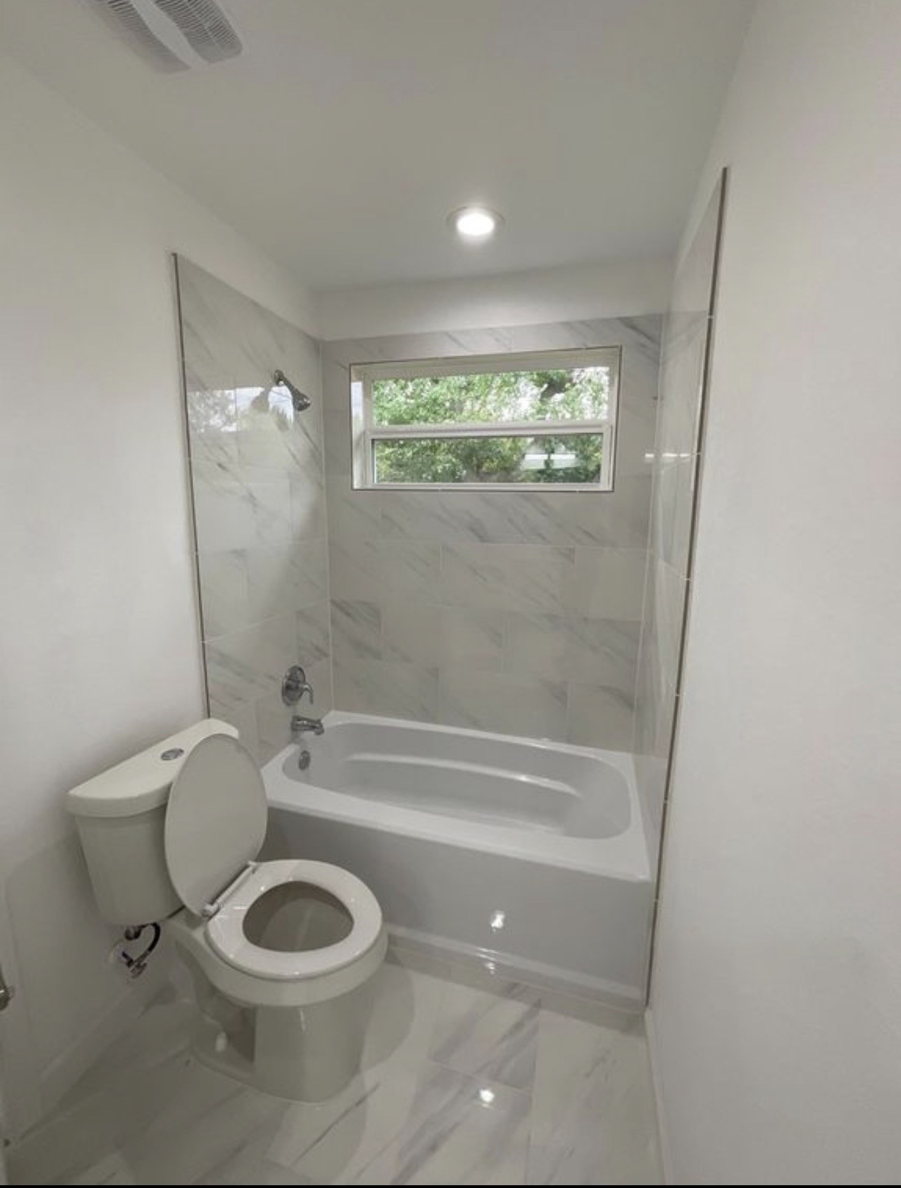 5202 Northridge Drive, Unit B Houston, TX 77033 - Photo 6 of 12 a bathroom with a toilet a sink and bathtub