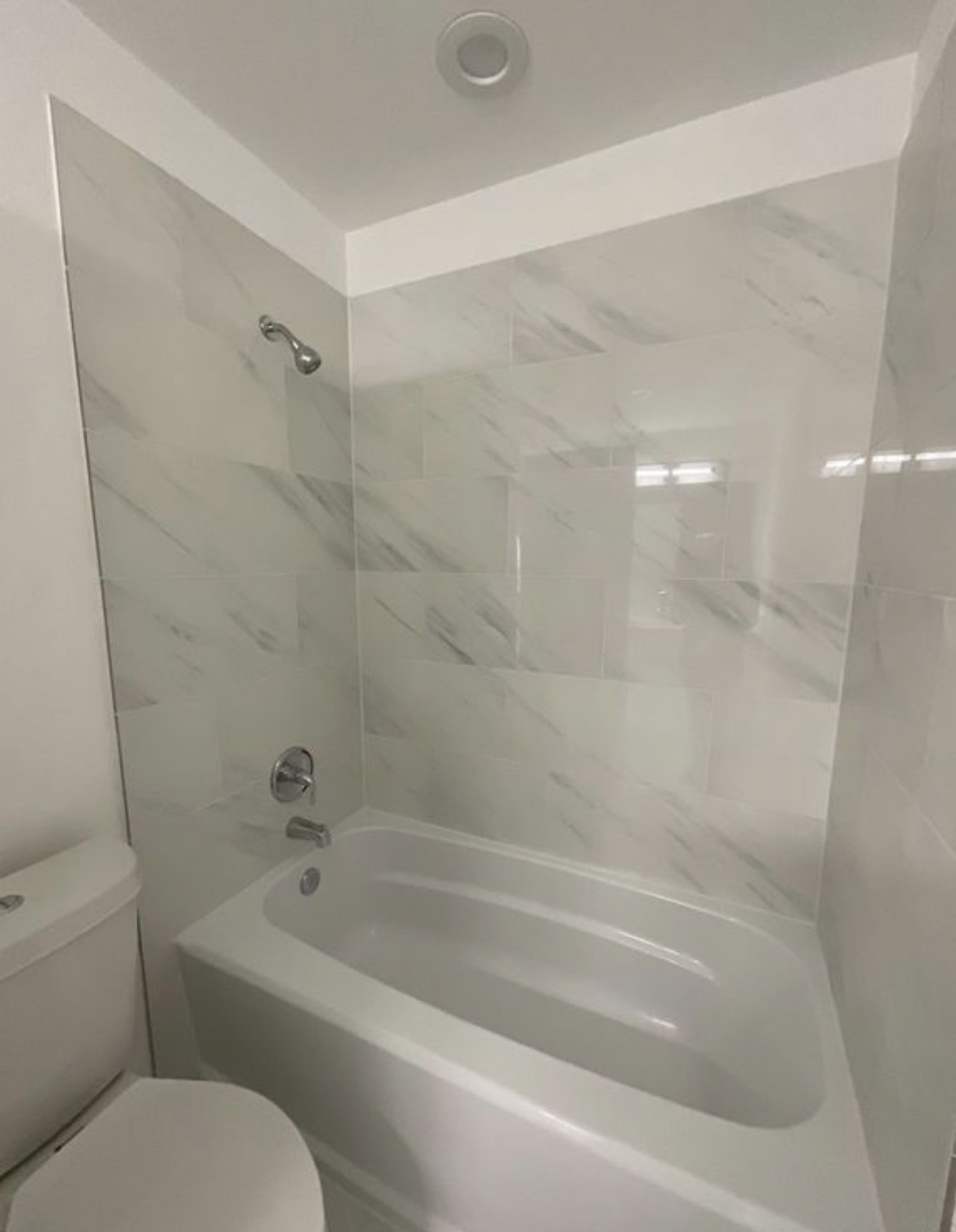 5202 Northridge Drive, Unit B Houston, TX 77033 - Photo 7 of 12 a bathroom with a toilet and a bathtub