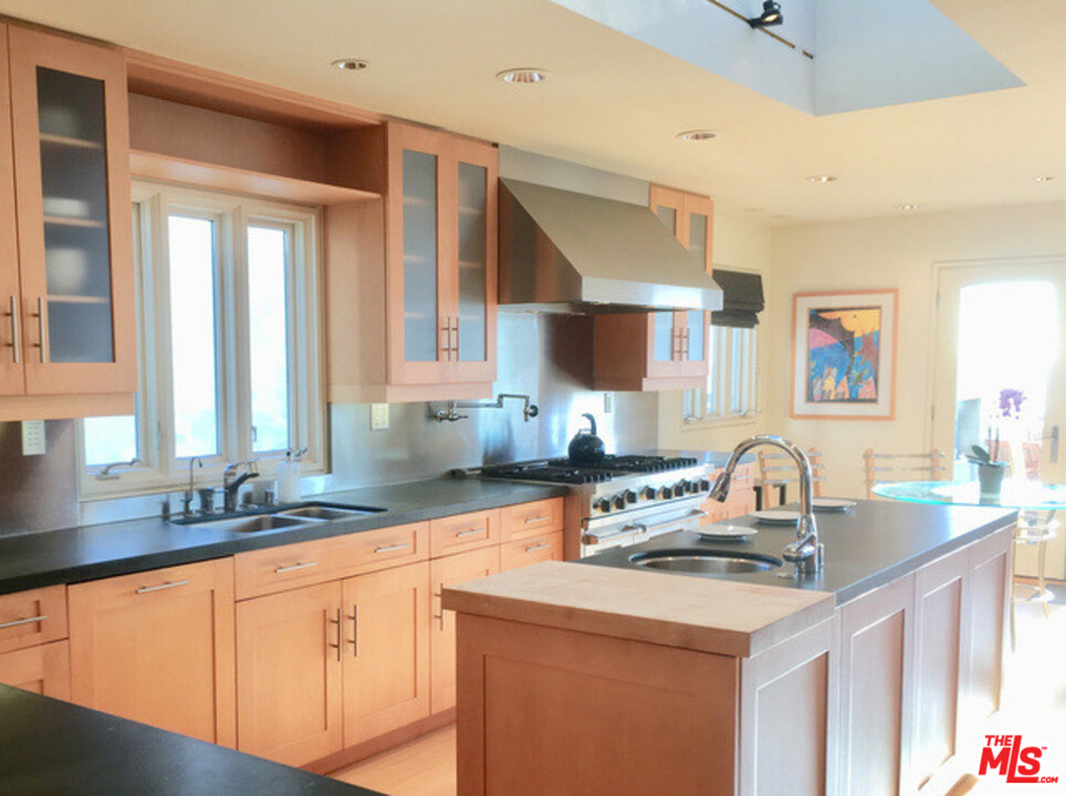 216 24th Street Manhattan Beach, CA 90266 - Photo 7 of 20