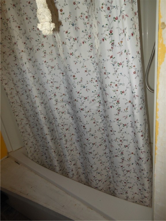 89 East Killingly Road Foster, RI 02825 - Photo 21 of 40 BATHROOM TUB & SHOWER - 2 PEICE FIBERGLASS