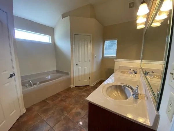 $1,950 | 6098 Ravenwood Lake Drive East, Horn Lake, MS 38637