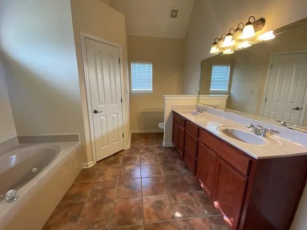 $1,950 | 6098 Ravenwood Lake Drive East, Horn Lake, MS 38637