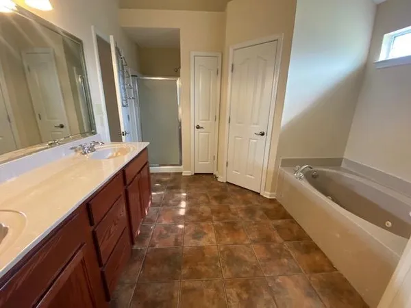 $1,950 | 6098 Ravenwood Lake Drive East, Horn Lake, MS 38637