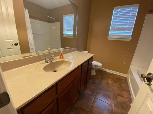 $1,950 | 6098 Ravenwood Lake Drive East, Horn Lake, MS 38637