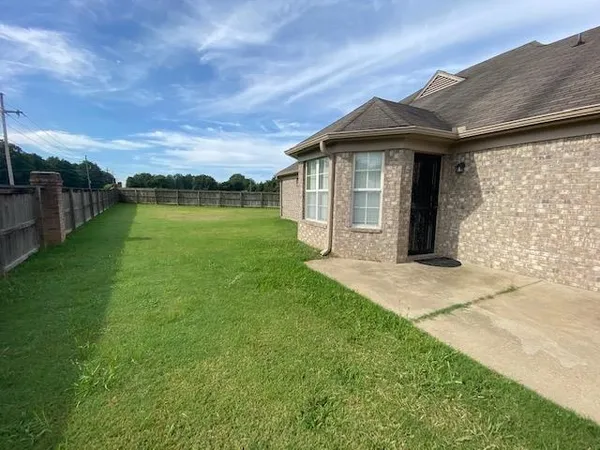 $1,950 | 6098 Ravenwood Lake Drive East, Horn Lake, MS 38637