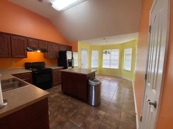 $1,950 | 6098 Ravenwood Lake Drive East, Horn Lake, MS 38637