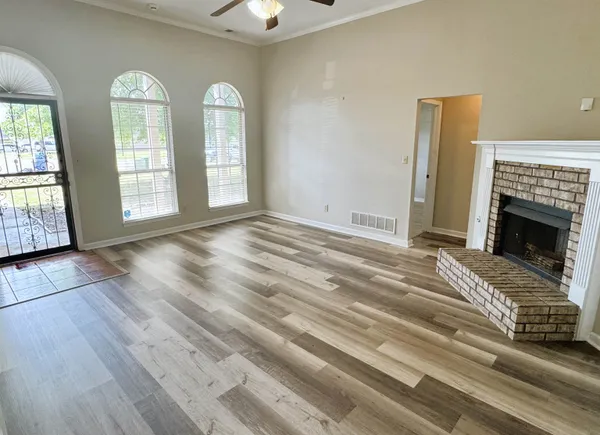 $1,950 | 6098 Ravenwood Lake Drive East, Horn Lake, MS 38637