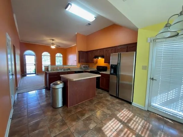 $1,950 | 6098 Ravenwood Lake Drive East, Horn Lake, MS 38637