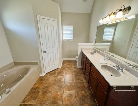 $1,950 | 6098 Ravenwood Lake Drive East, Horn Lake, MS 38637