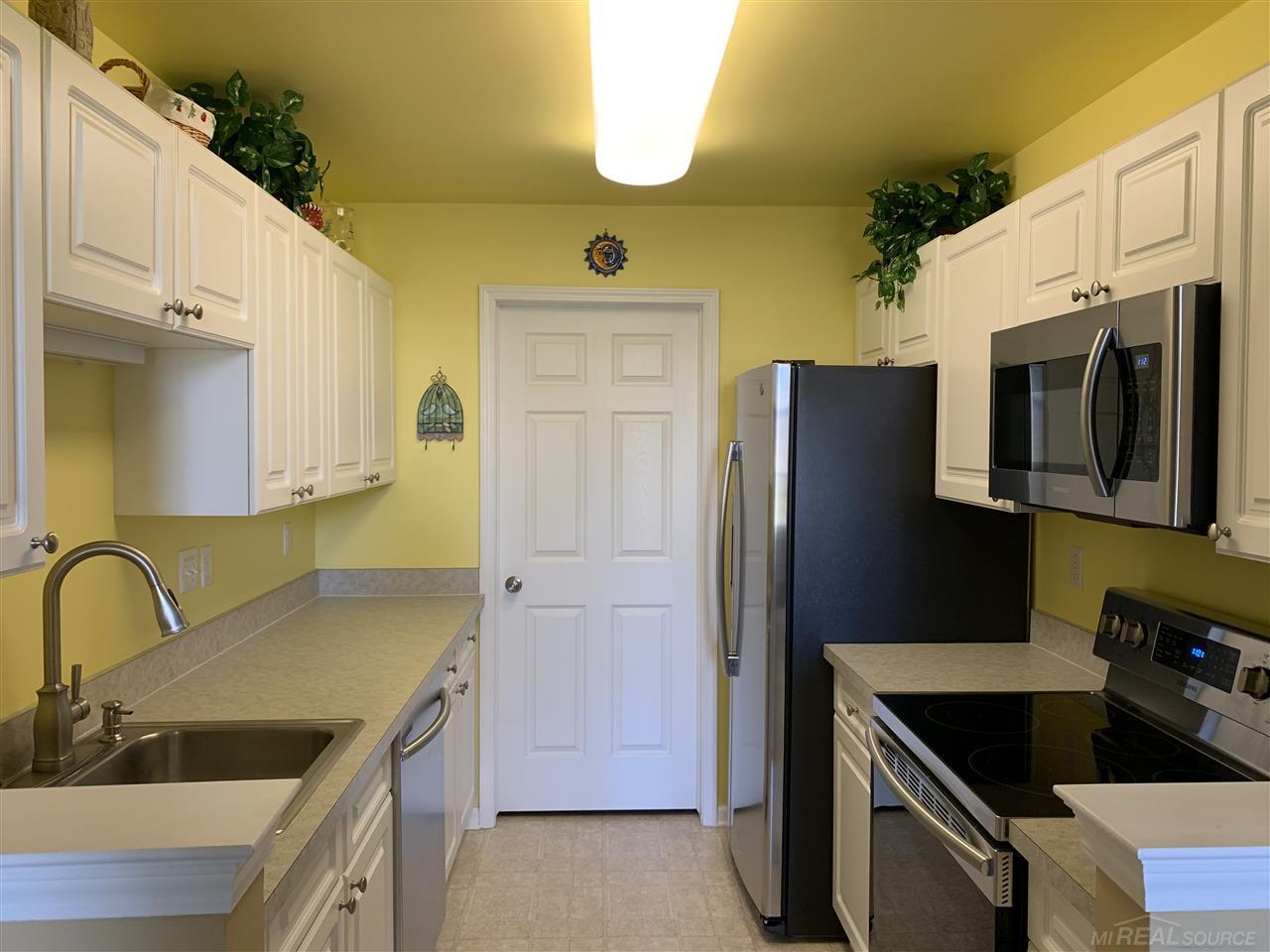 3620 Tremonte Circle Rochester, MI 48306 - Photo 3 of 18 Kitchen