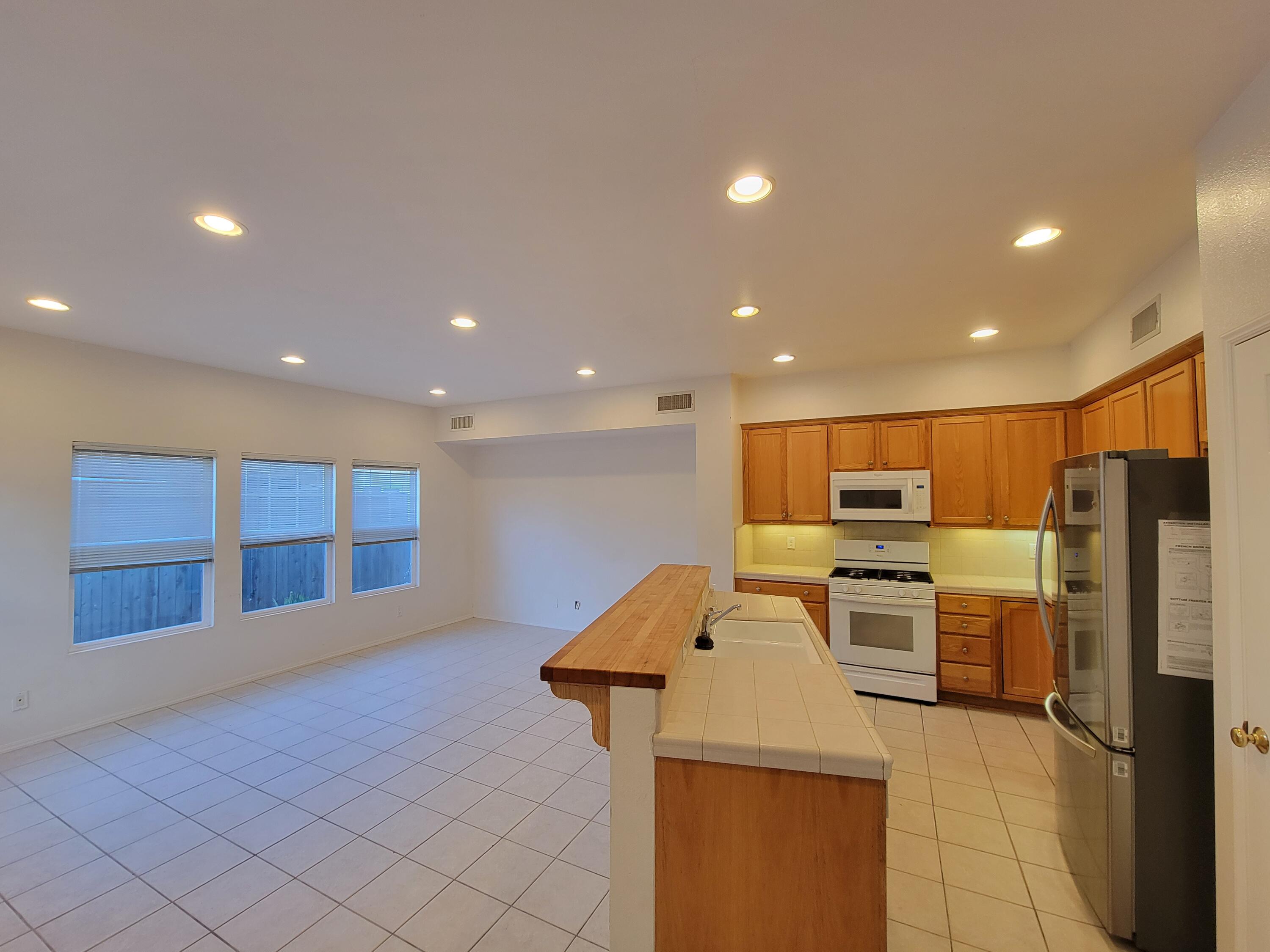 421 Rancheria Street, Unit B Santa Barbara, CA 93101 - Photo 2 of 7 Kitchen/dining area