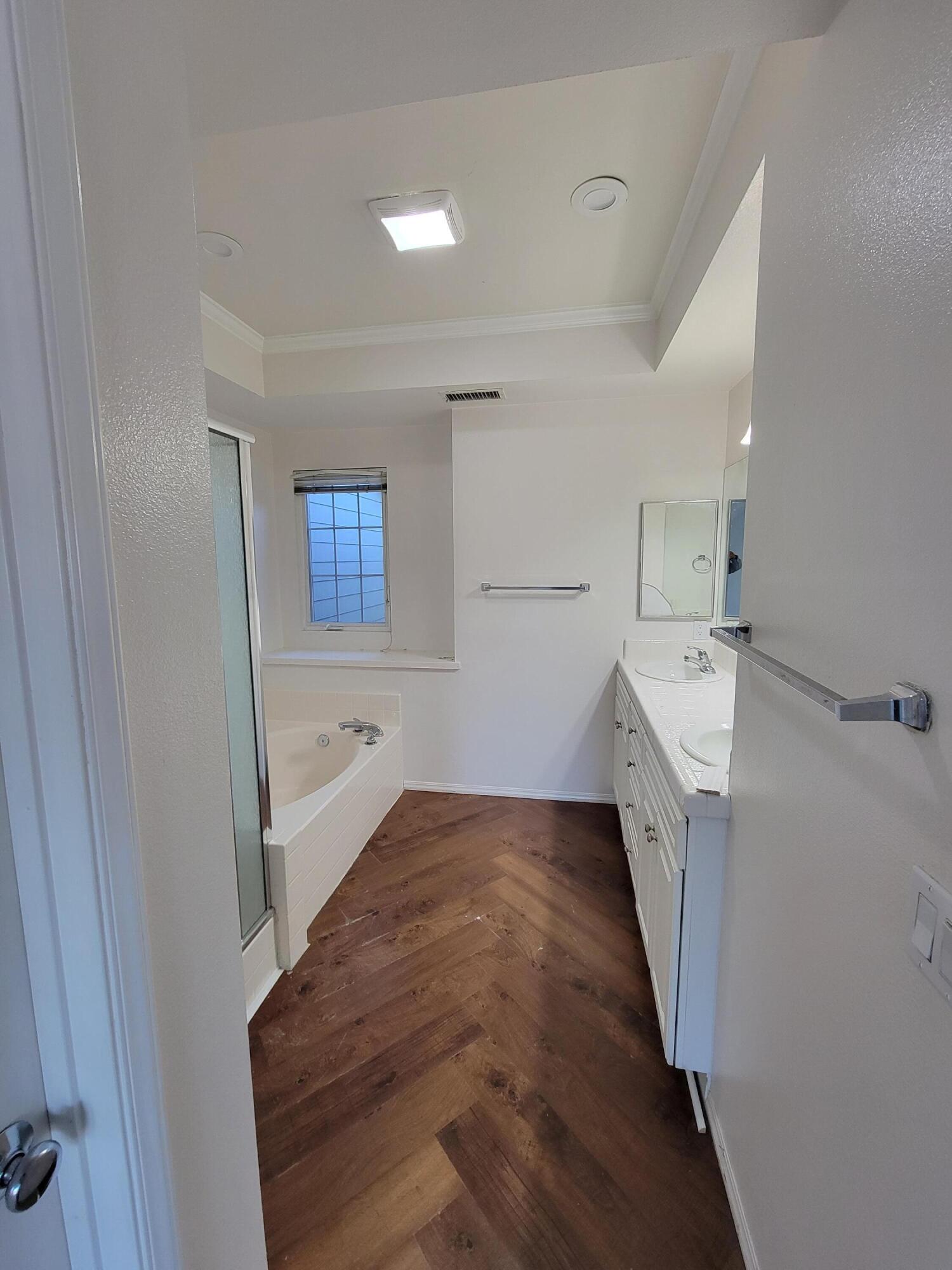 421 Rancheria Street, Unit B Santa Barbara, CA 93101 - Photo 5 of 7 Master bath