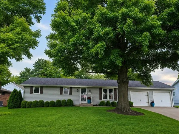 $285,000 | 2100 North Peach Street, Higginsville, MO 64037