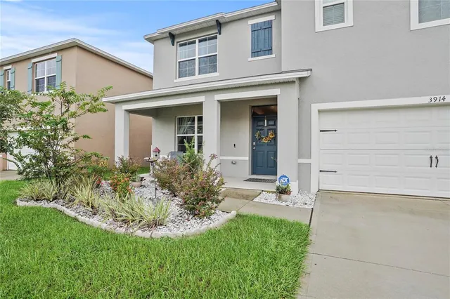 a view of a house with backyard and garden