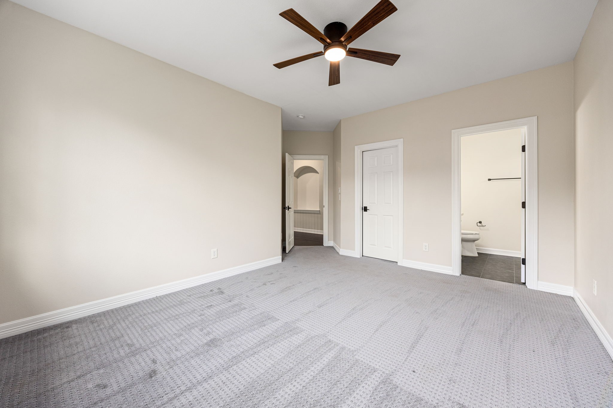 14882 Gingham Road Montgomery, TX 77356 - Photo 32 of 38 an empty room with closet and a ceiling fan
