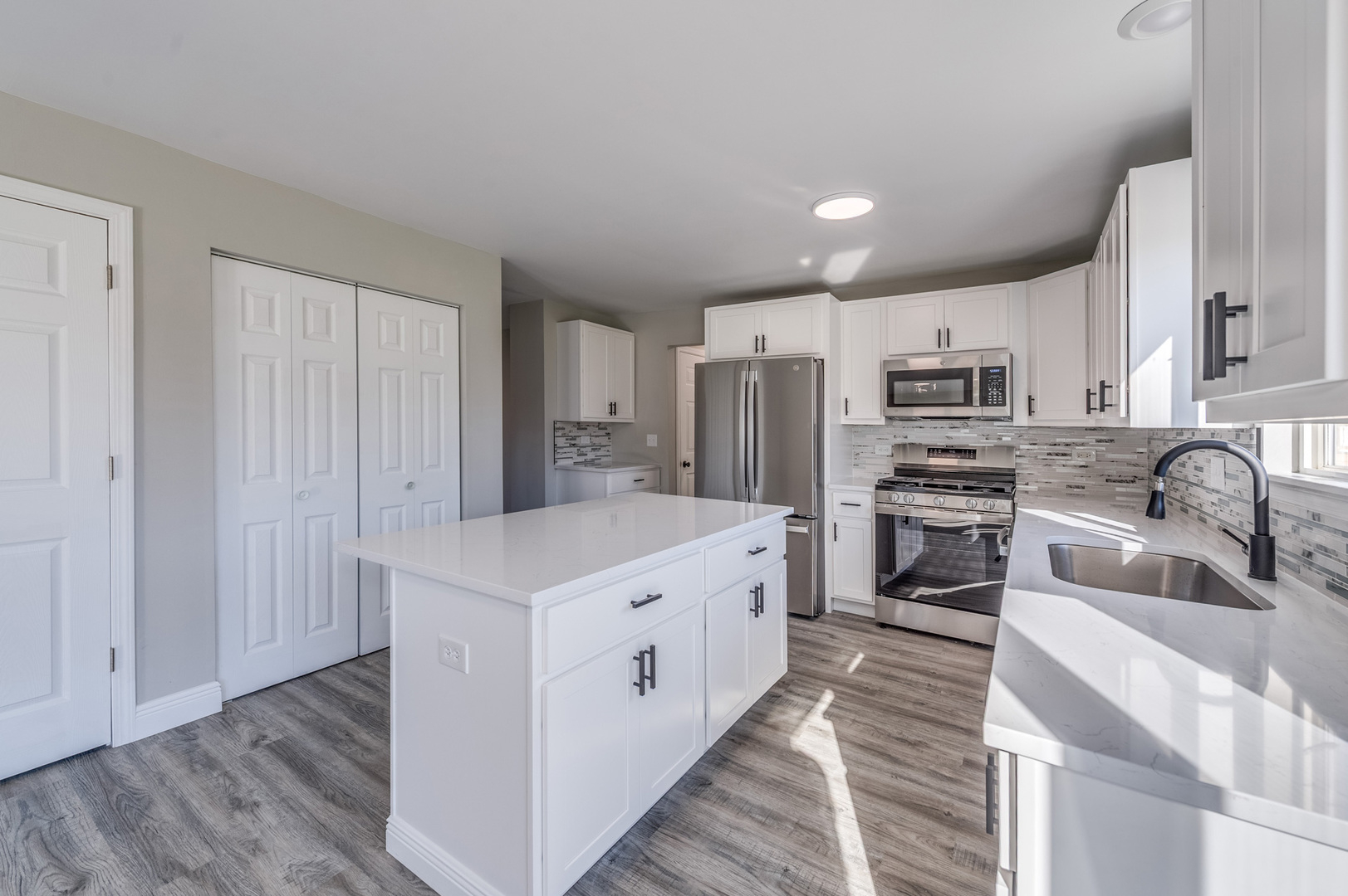 153 Treehouse Road Matteson, IL 60443 - Photo 6 of 19 a kitchen with stainless steel appliances a refrigerator sink and cabinets