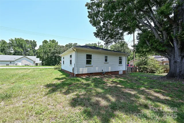 a view of a house with a backyard