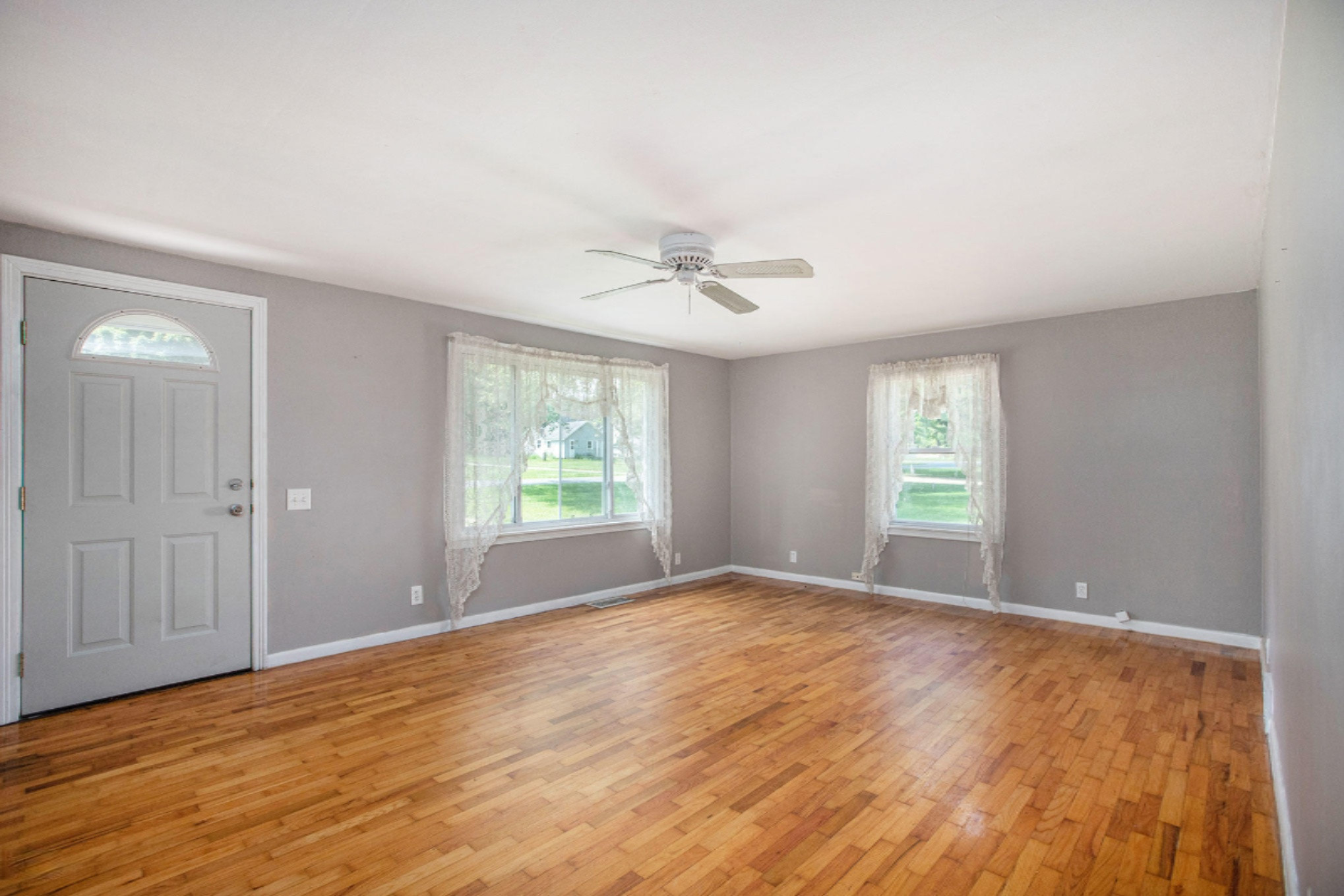 985 Miller Road Plainwell, MI 49080 - Photo 3 of 16 Livingroom