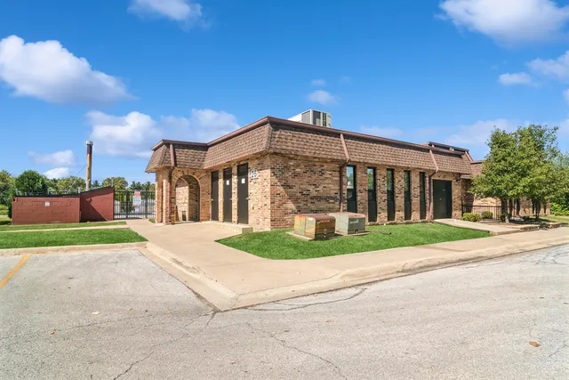 $165,000 | 24 A Kingery Quarter, Unit 202, Willowbrook, IL 60527