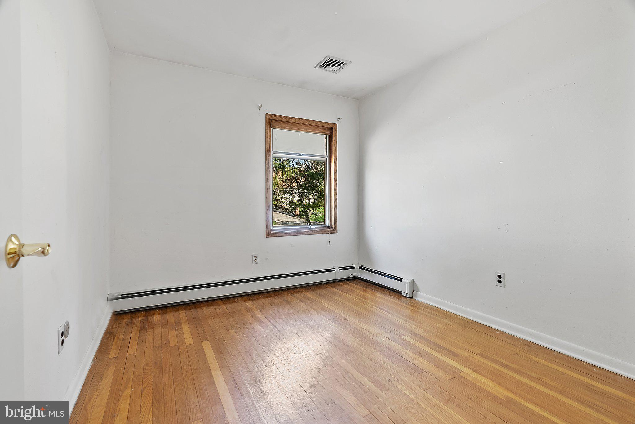 228 Rogers Road Norristown, PA 19403 - Photo 15 of 39 1st bedroom