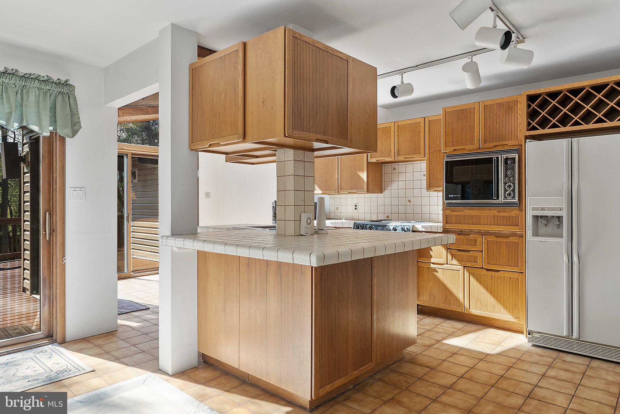 228 Rogers Road Norristown, PA 19403 - Photo 8 of 39 Bright Kitchen
