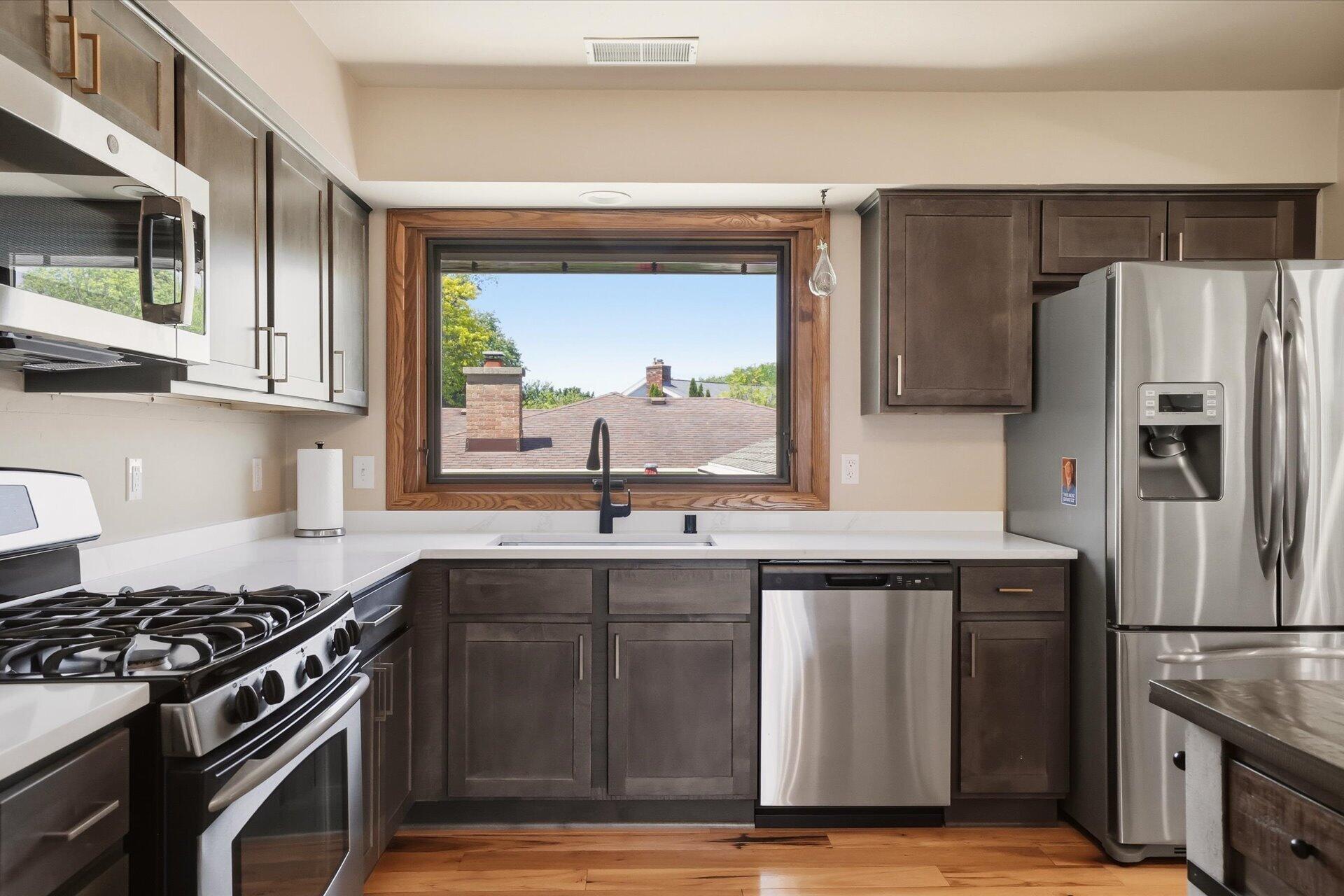 6085 Trail Ridge Drive Greendale, WI 53129 - Photo 5 of 34 Kitchen
