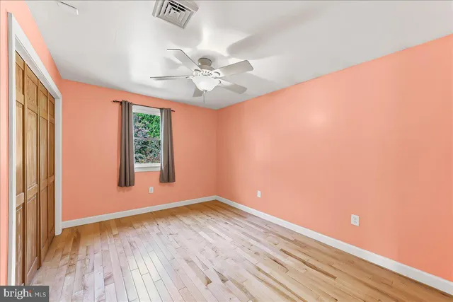 a picture of a wall with a white wall