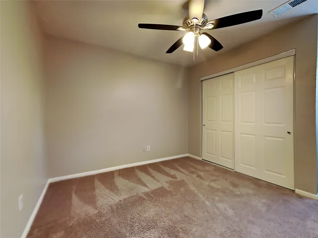 en empty room with ceiling fan