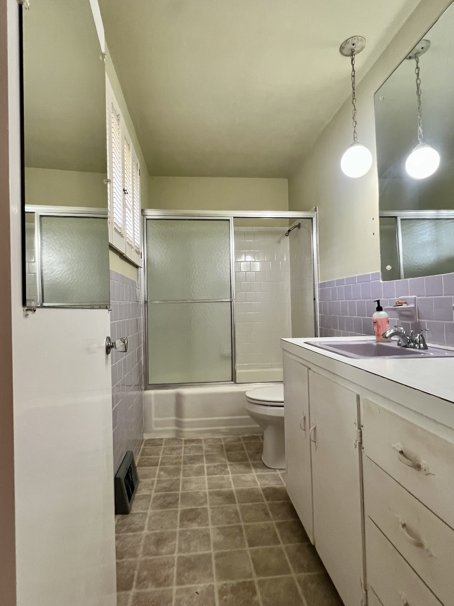 401 South Valley Road Shelbyville, TN 37160 - Photo 27 of 41 Same bath but now only staged!