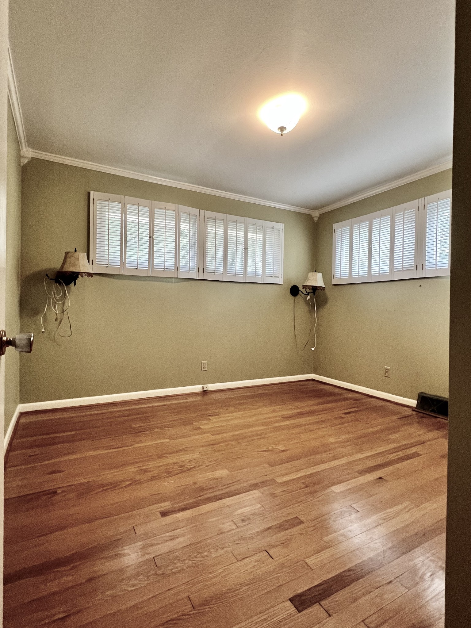 401 South Valley Road Shelbyville, TN 37160 - Photo 29 of 41 Same bedroom but now vacant!