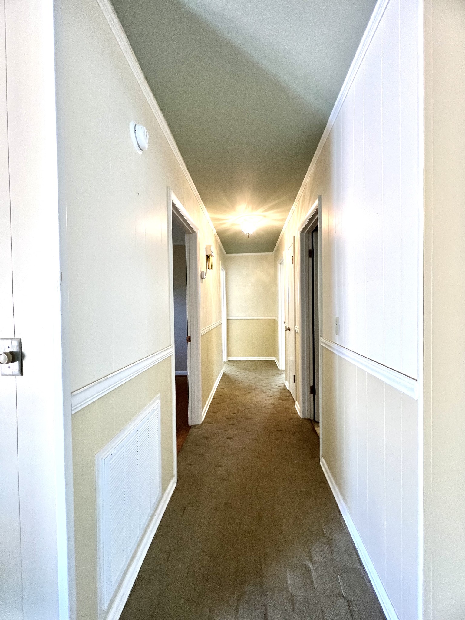 401 South Valley Road Shelbyville, TN 37160 - Photo 33 of 41 View of hallway.