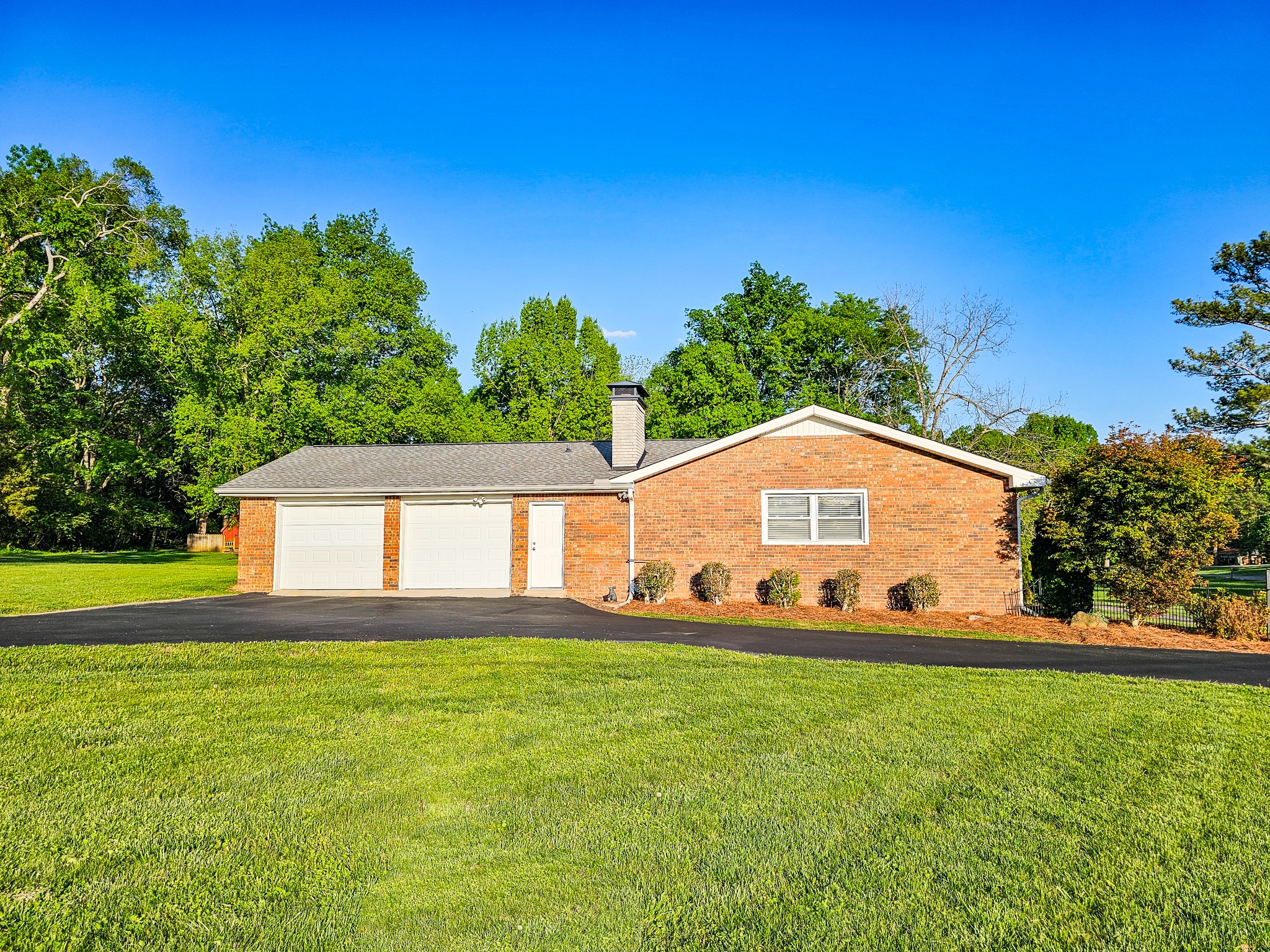401 South Valley Road Shelbyville, TN 37160 - Photo 5 of 41 2 Car garage as you drive up to the house. Nice paved driveway that was redone 5 years ago and it circles through. Very nice!